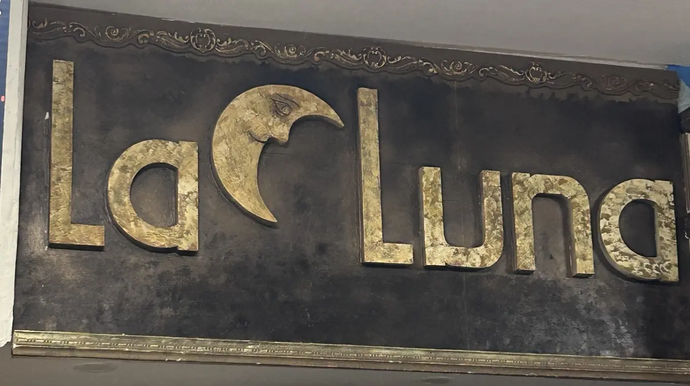 Goldenes Schild „La Luna“ mit Mondsichel über der Theke in Dortmund